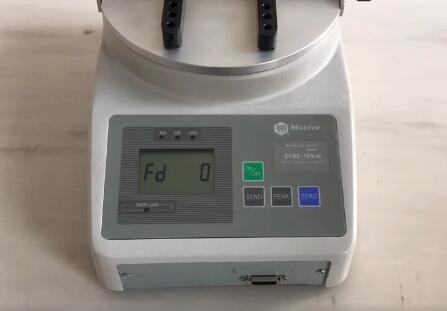 如何使用扭力測試儀的精度調(diào)節(jié)器？